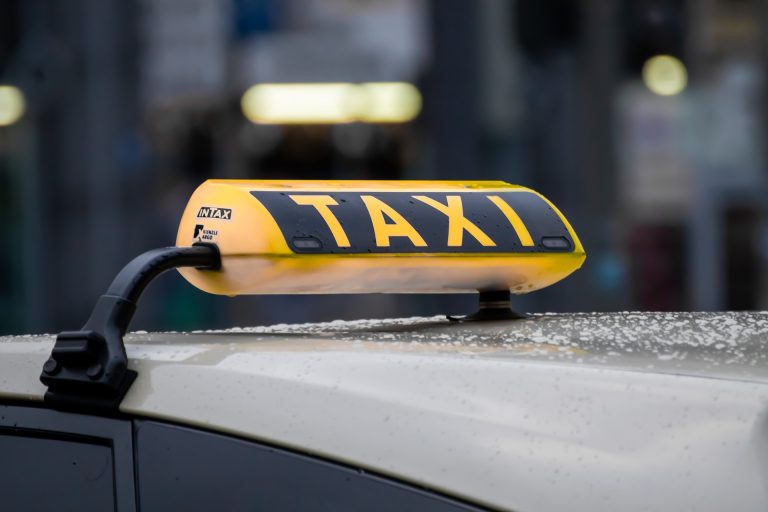 Taksist odbio voziti pijanog Dalibora i Elvisa pa mu iscipelarili vozilo