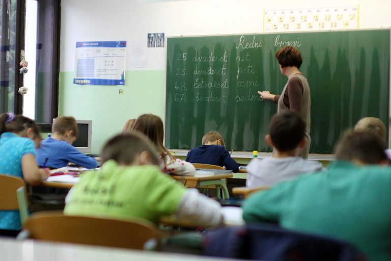 Prema novom zakonu učitelji na satovima više neće smjeti pričati kajkavski