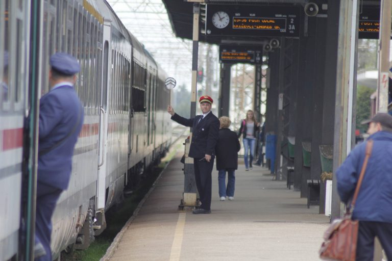 Usnuo u vlaku pa ostao bez bankovnih kartica i mobitela