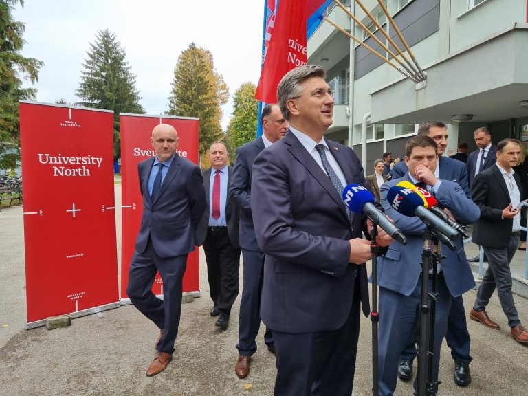 Studentska menza je prazna, a u obližnjoj pekari posao prodaje bureka i kajzerica dobro ide