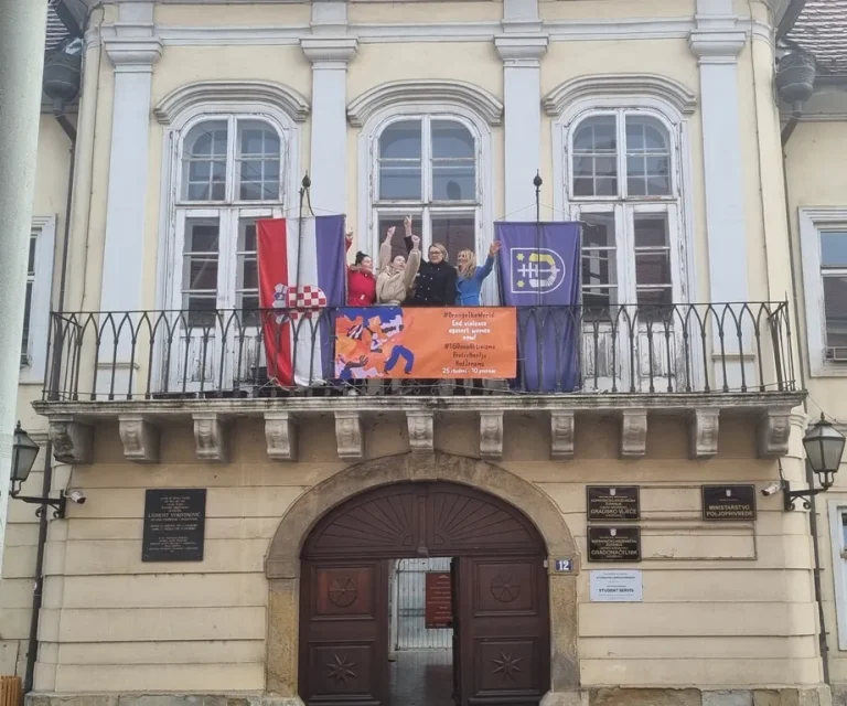 Na križevačkoj Gradskoj upravi osvanuo baner u znak podrške zlostavljanim ženama