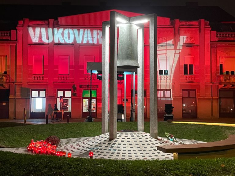 Tisuće lampaša postavljeno diljem Koprivnice u znak sjećanja na žrtve Vukovara i Škabrnje