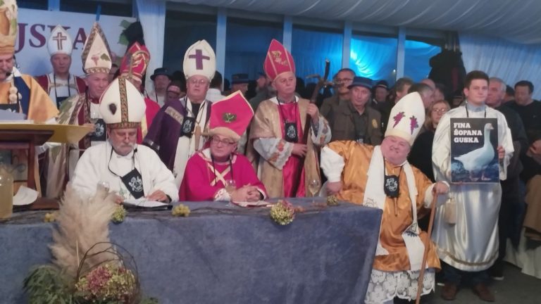 Okrugljak u Hrvatskom saboru o križu i maču