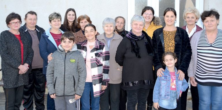 Na tkalačkom stanu izrađuju tepihe, a rade i originalne pisanice od tjestenine