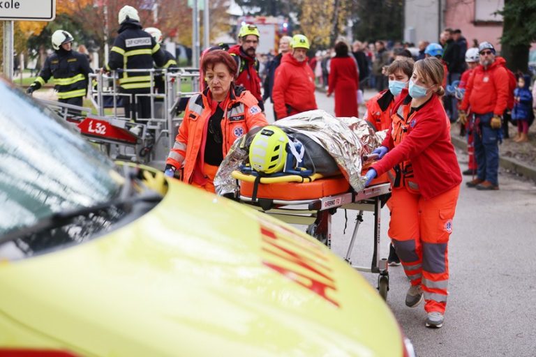 FOTO / Učenici uspješno evakuirani iz škole iz koje je sukljao dim