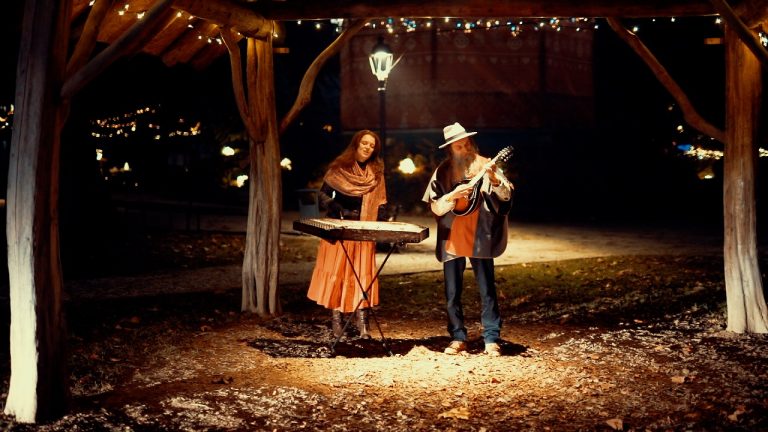 Uživajte u novoj obradi božićnog klasika uz Miroslava i Gordanu Evačić