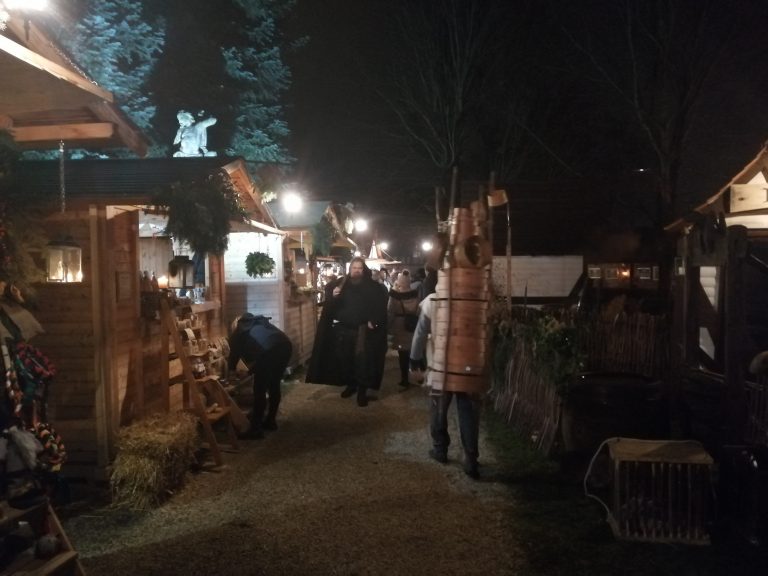 FOTO / Uz kraljevsku gozbu, kuhano vino i renesansne zvuke otvoren Srednjovjekovni božićni sajam