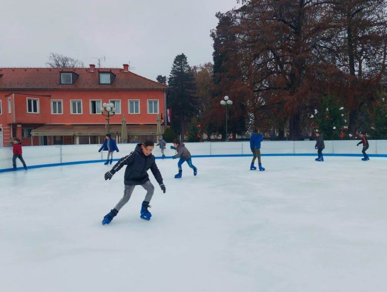 Najhrabrije klizače nije spriječila ni kiša, u Đurđevcu otvoreno klizalište