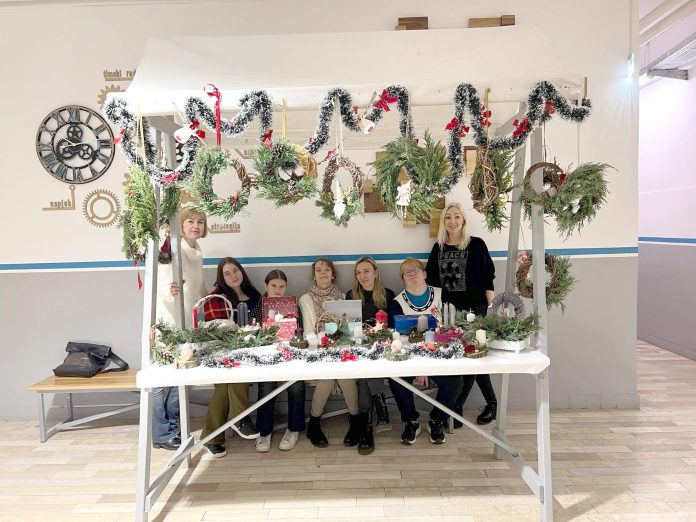 Profesori i učenici na Božićnom sajmu Zadruge 'Zlatne ruke' / HELENA HRAŠČANEC