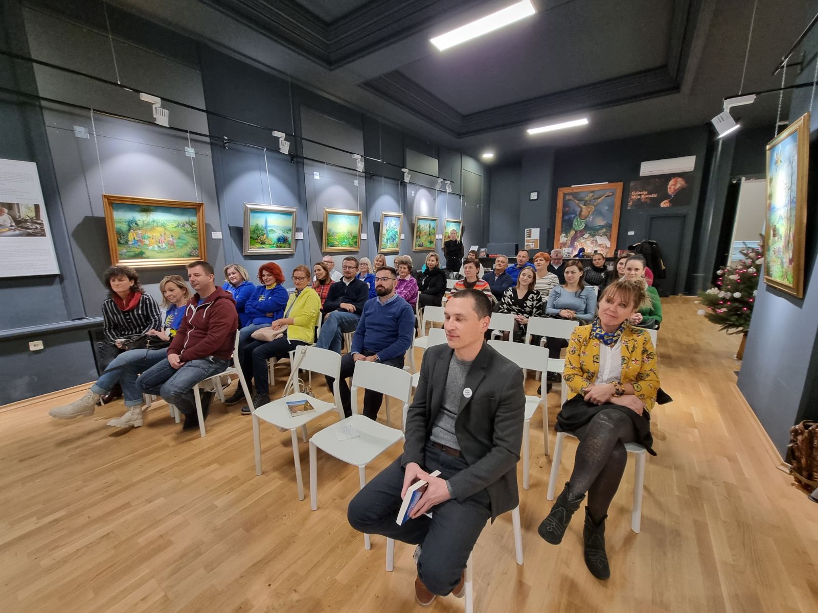 Ispunjena galerija Mijo Kovačić / KKŽ