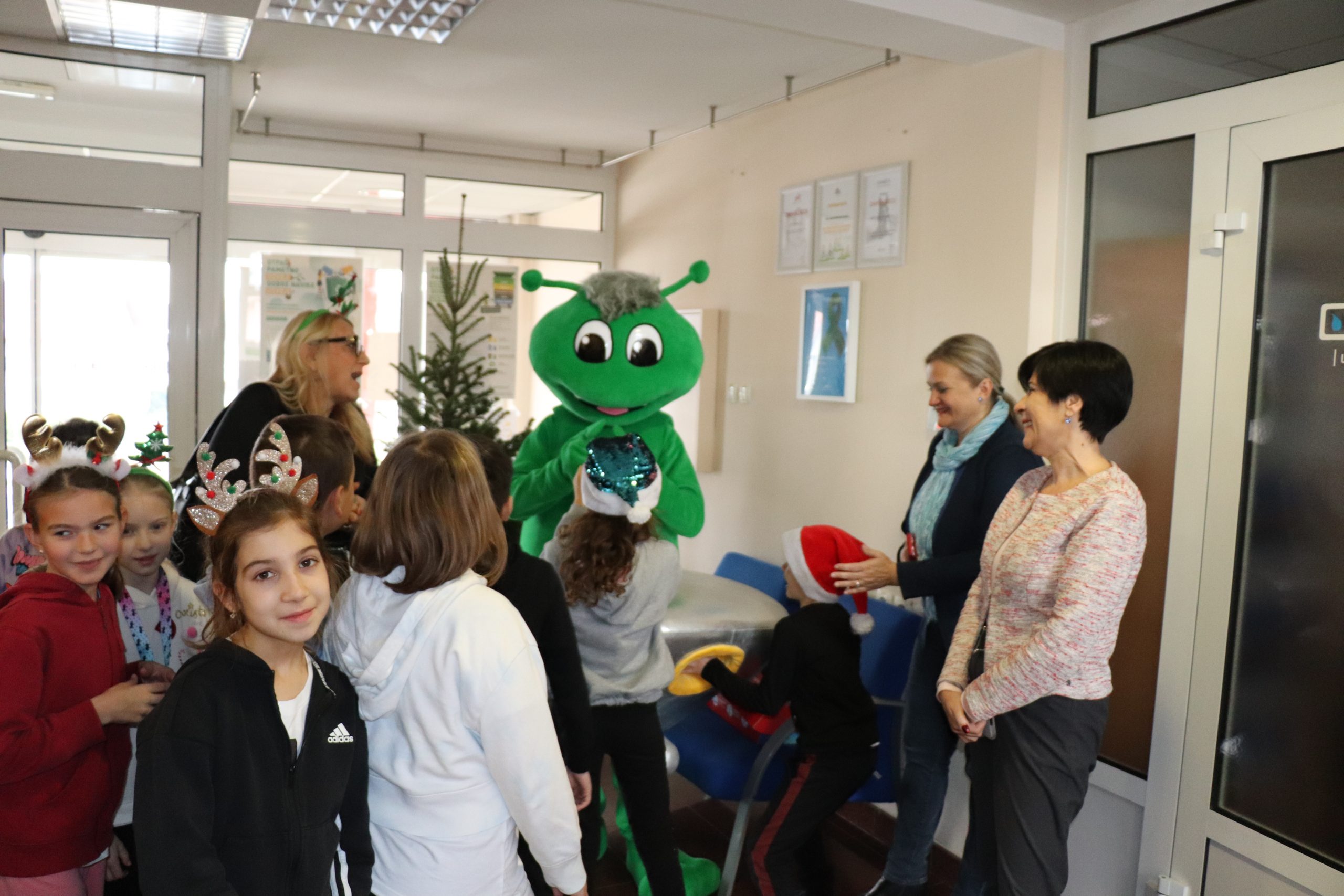 Učenici na druženju s Mirkom Reciklirkom / KOMUNALAC