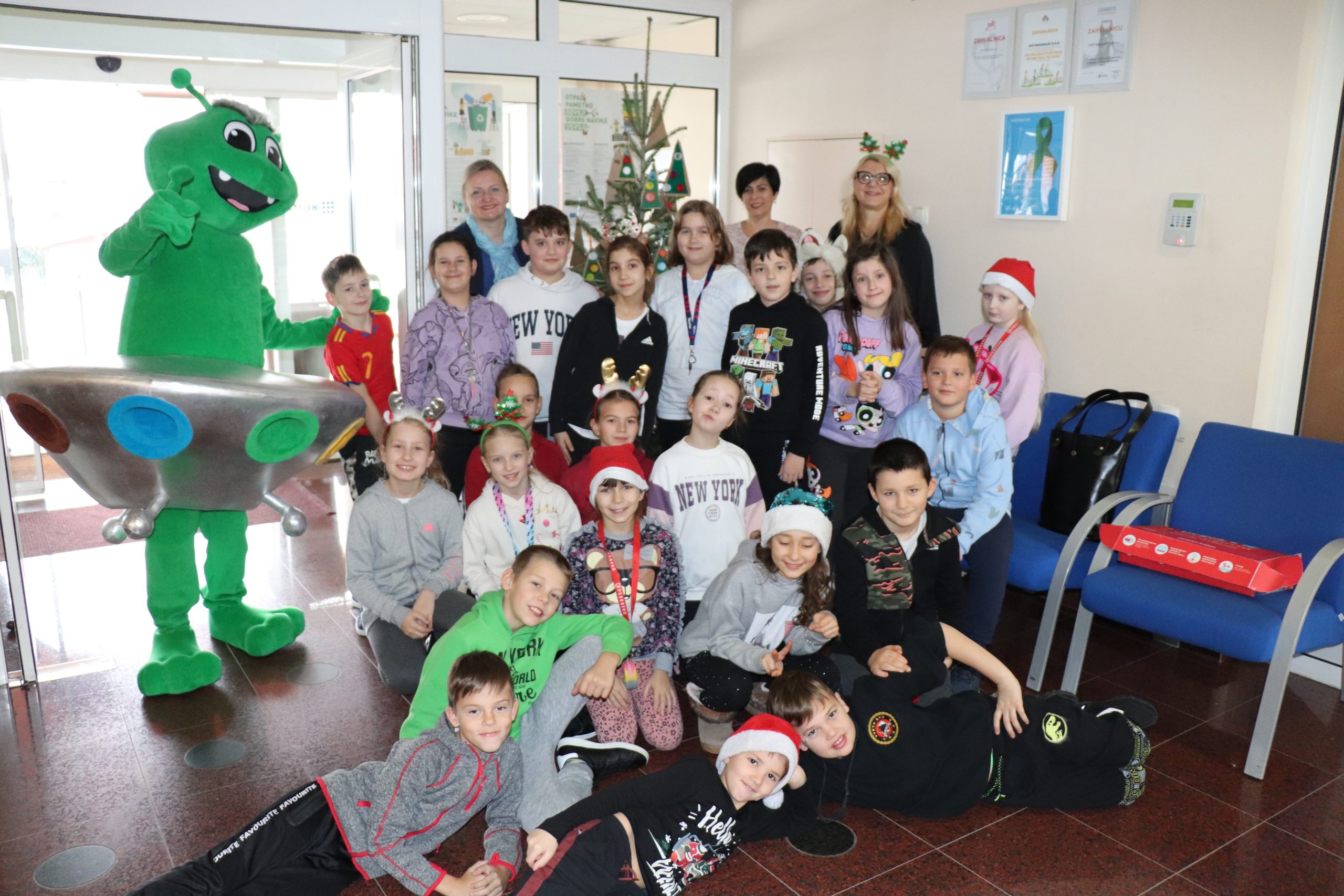 Učenici na druženju s Mirkom Reciklirkom / KOMUNALAC