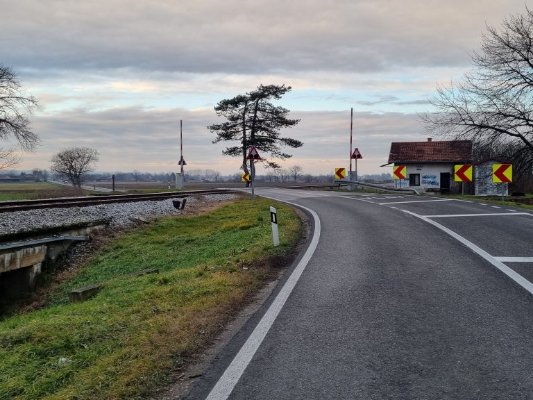 Završio u kanalu nakon što se pijan se zabio u dignuti polubranik