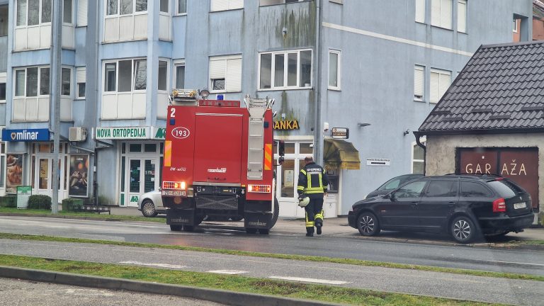 Zaglavio se lift u stambenoj zgradi na Lenišću