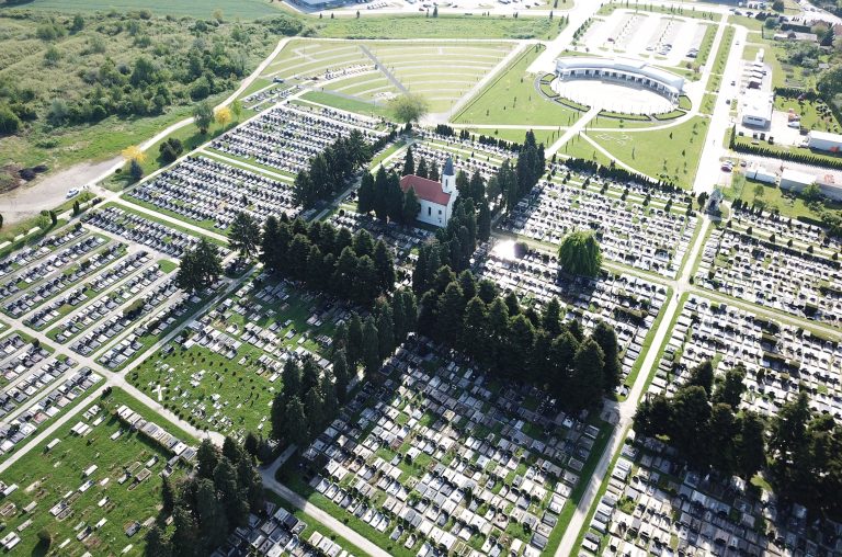 Moguće je i posipanje pepela pokojnika, ali do sada nije zabilježen niti jedan takav slučaj