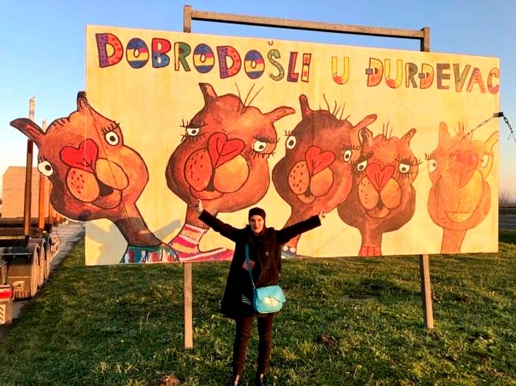 Na ulazu u Đurđevac osvanule jedinstvene deve iz kista Andreje Živko