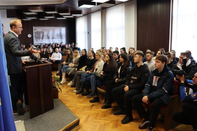 Grad Koprivnica stipendira novih 125 učenika / GKC