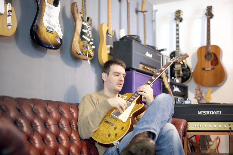 Njegove ručno rađene pick-upove koristi gitarist Dua Lipe i Eminema i mnoge druge svjetske glazbene face