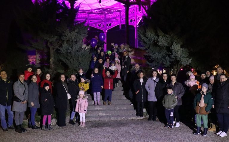Paviljon osvijetljen u ljubičasto kao podrška oboljelima od epilepsije