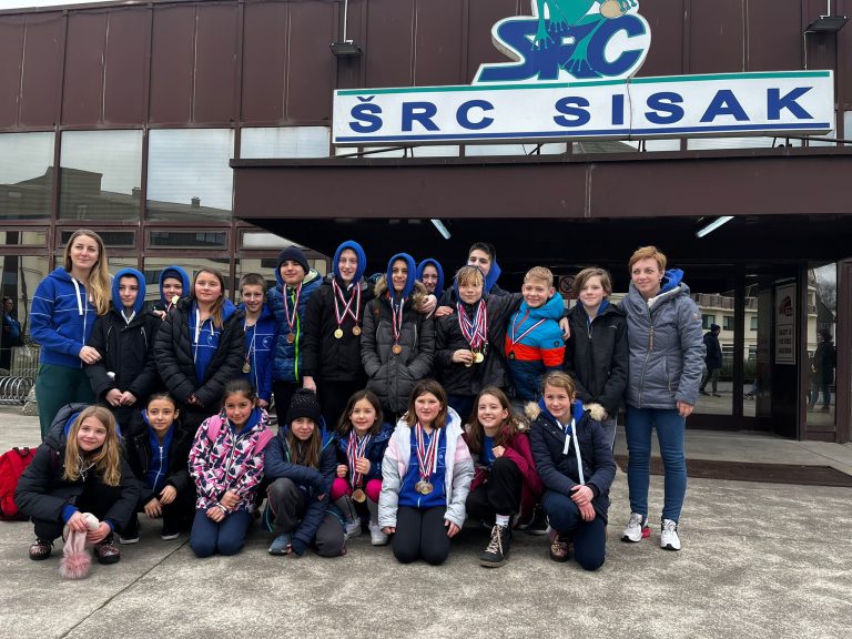 Mladi plivači Kluba Cerine na Regionalnom prvenstvu u Sisku osvojili čak 26 medalja