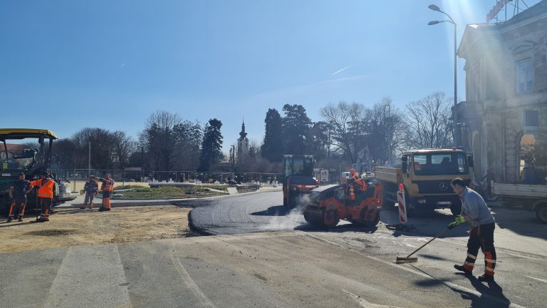 Zbog asfaltiranja užeg centra Koprivnice sutra na Zrinski trg možete jedino kroz park