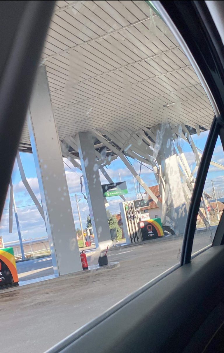 FOTO / Olujni vjetar potrgao krov benzinske postaje u Virju