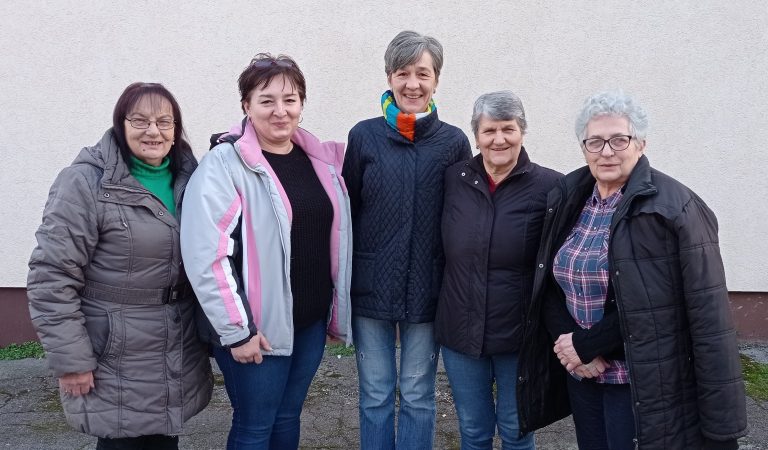 Naučile su i već zaboravljene tehnike faldanja i šlinganja seoskih haljina