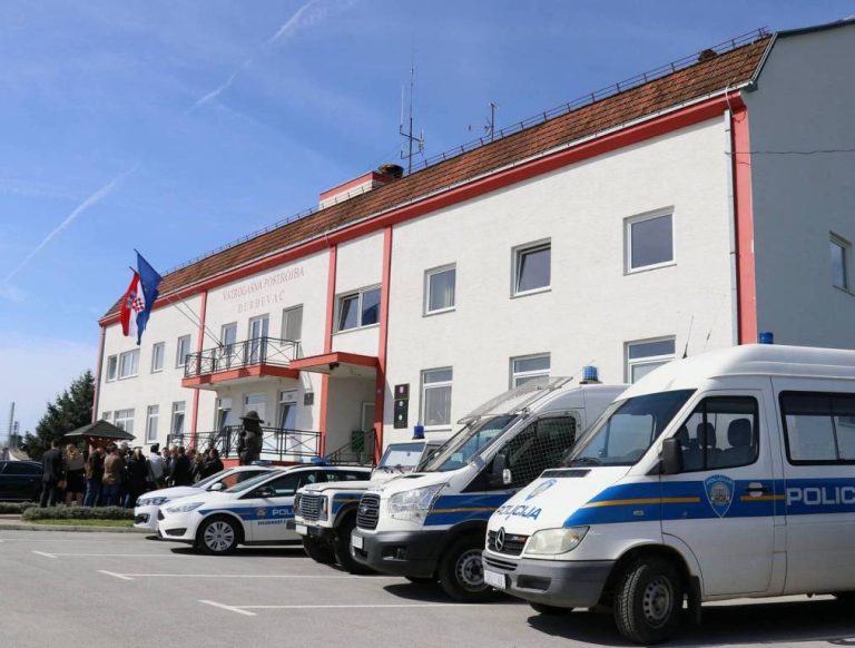 Dvojac ušetao u đurđevačku policiju s tri ručne bombe i hrpom drugog oružja