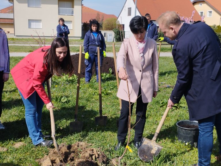 U Koprivnici je danas zasađena prva ‘šuma hrane’ koja će biti dostupna svima