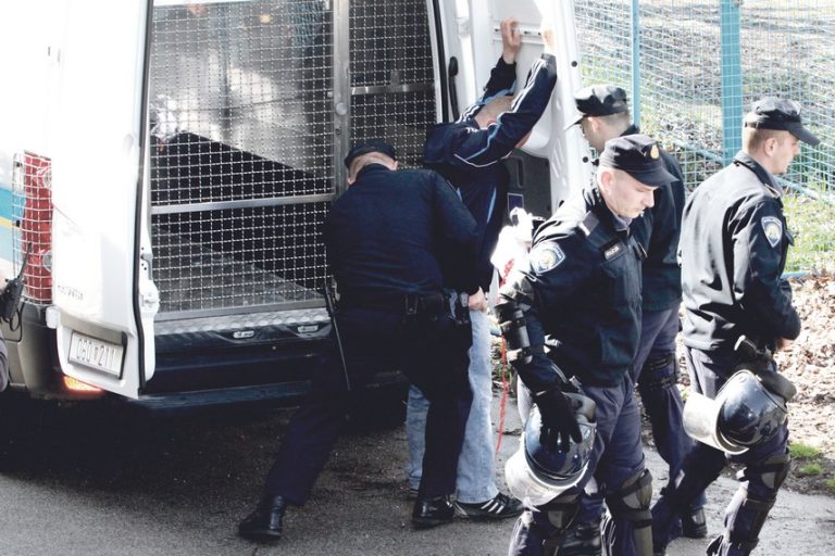 Policija došla nepozvana u goste i pozatvarala domaćine