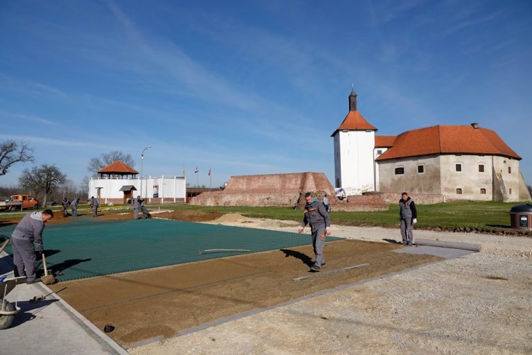 Nema čekanja, već su krenuli radovi na okolišu utvrde Stari grad