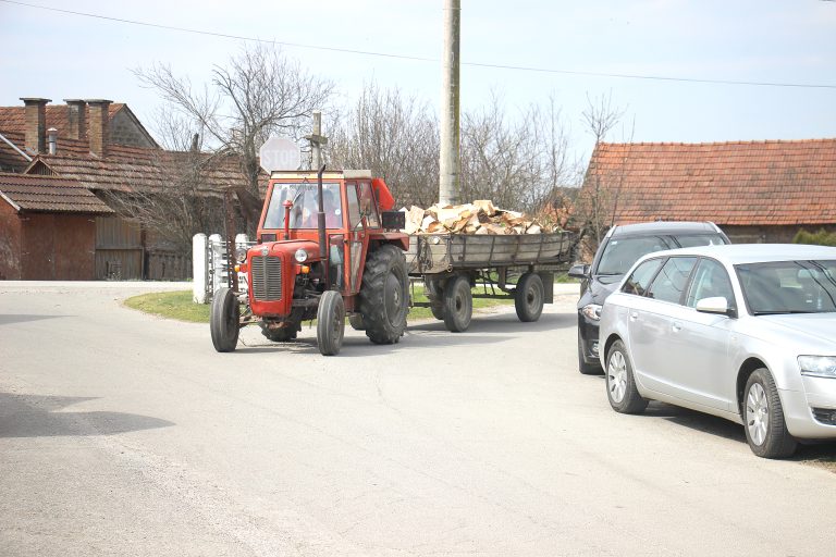 Natovario tuđa drva pa ga na izlasku iz šume dočekala policija