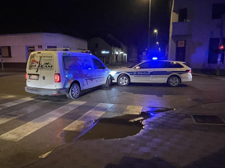 Policijski automobil ‘poljubio’ dostavno vozilo