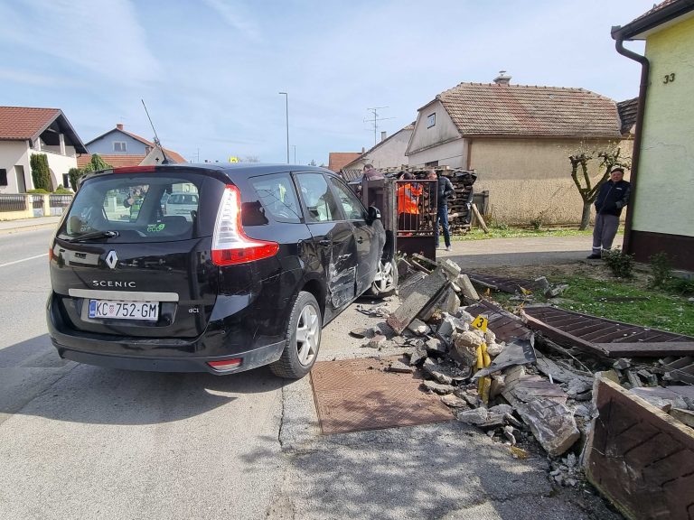 Sudar u Donjem Banovcu, auto završio u dvorištu