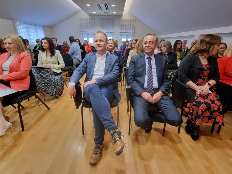 Na koliko peru bijeli veš i kad su zadnji puta usisavali, upitali smo Korena i Jakšića na konferenciji ‘Žene i poduzetništvo’