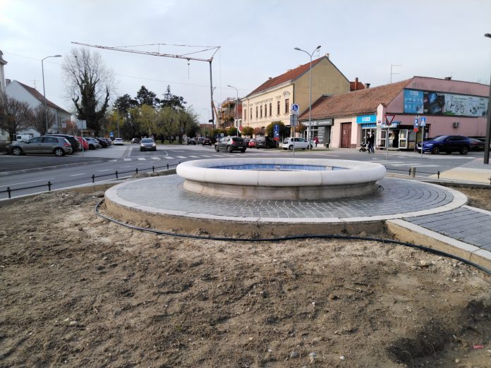 Stara fontana u centru grada/ IVAN GROBENSKI Stara fontana u centru grada/ IVAN GROBENSKI