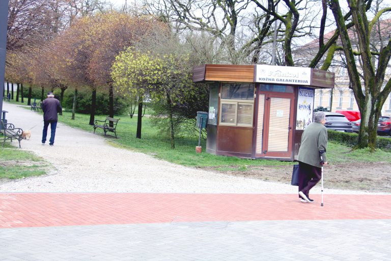 U napuštenom kiosku na trgu nema ni galanterije ni suvenira