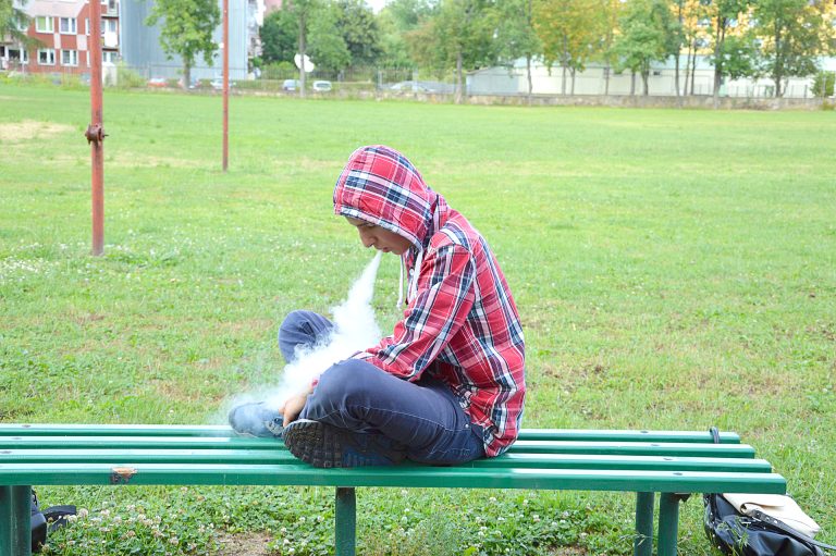 Svaki deseti srednjoškolac puši razne e-cigarete, privlače ih okusi i cijena