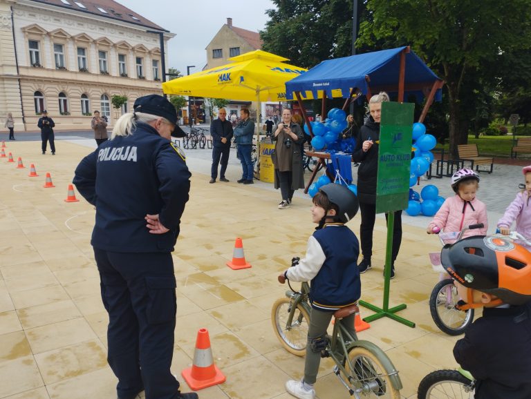 Na Zrinskom trgu mališani učili kako se sigurno kretati u prometu