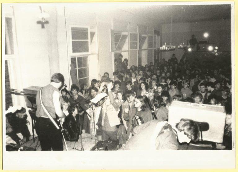 Koncert Fakina u Galerijsko-scenskom prostoru 1983. godine / USTUPILA DRAŽENKA JALŠIĆ ERNEČIĆ