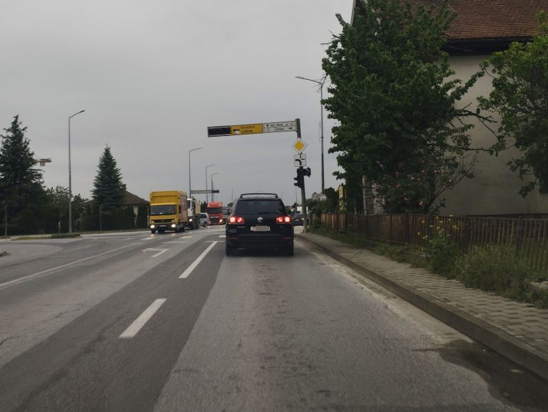 U kvaru je semafor na raskrižju kod podvožnjaka, vozači se pozivaju na oprez
