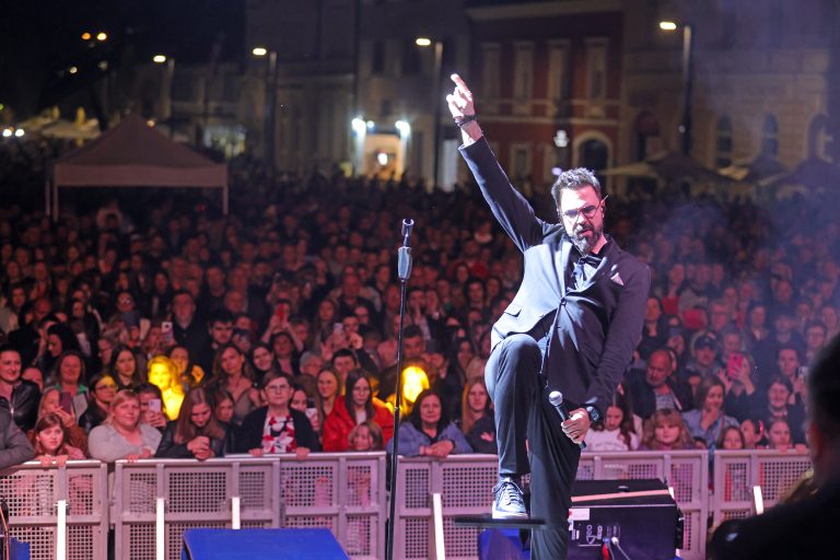 FOTO / Petar Grašo koprivničkoj publici priredio večer za pamćenje, pjevao se hit do hita