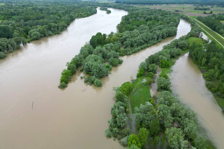 FOTO: Drava i dalje raste, još nema mjera protiv poplava