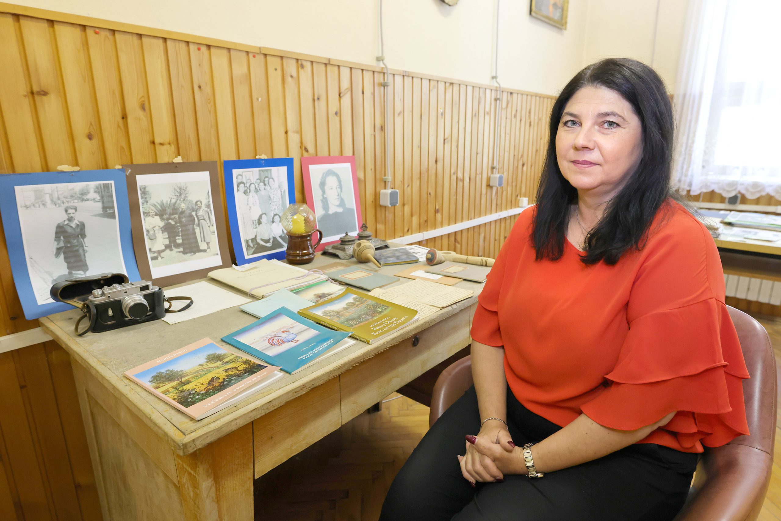 Učiteljica Tamara Marcinjaš i predmeti koji pričaju život Marije Bango/ IVAN BRKIĆ
