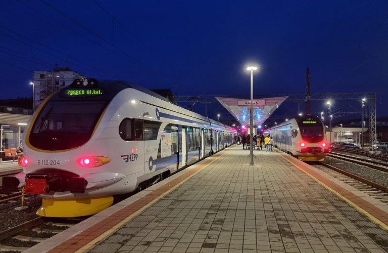 Novoobnovljenom prugom jurit će i novi vlakovi. Imat će kafić, ekrane za videosadržaje, besplatan internet…