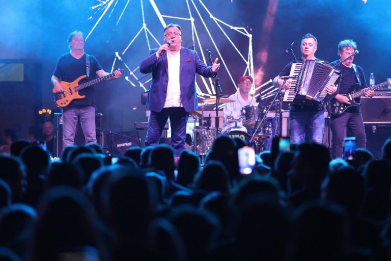 FOTO / Prepun đurđevački trg zajedno s Halidom Bešlićom pjevao hit za hitom
