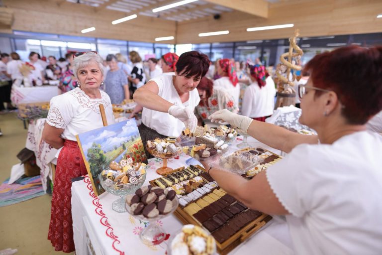 FOTO / Pogledajte najveću galeriju s drugog dana Picokijade, kolači, fiš i pečeni vol privukli more ljudi