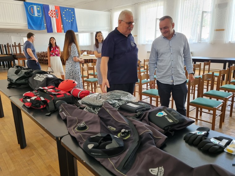 Spojili nespojivo: pletenje šiba, spašavanje prilikom poplava i upravljanje financijama
