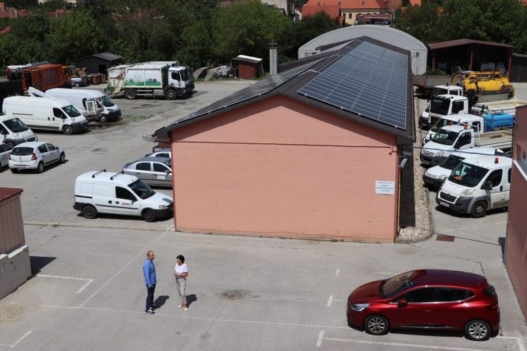 Mišel Jakšić i Nataša Tetec kod nove solarne elektrane/ GRAD KOPRIVNICA