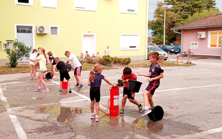 Baštine stogodišnju tradiciju, a imaju i mlade vatrogasne snage
